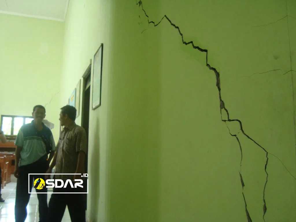 keretakan dinding karena tidak ada kolom praktis