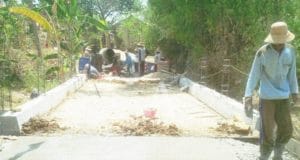 pelaksanaan pelat injak jembatan