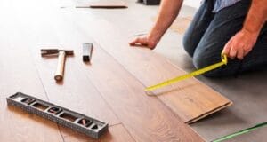 memasang lantai kayu laminate