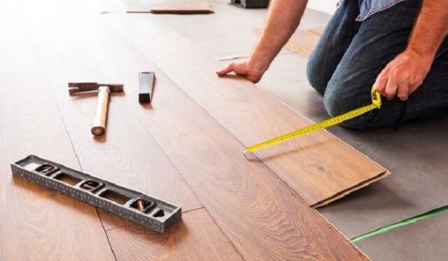 memasang lantai kayu laminate